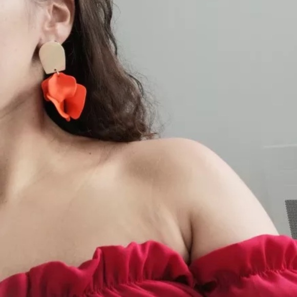 Rose petal dangle earrings gold and bright orange - Picture 4 of 4